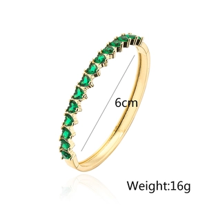 Detail of 18K gold heart zircon bracelet with 6cm diameter and 16g weight specs
