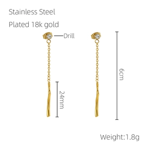 Détail des boucles d'oreilles pompon en acier plaqué or 18k avec zircon et dimensions