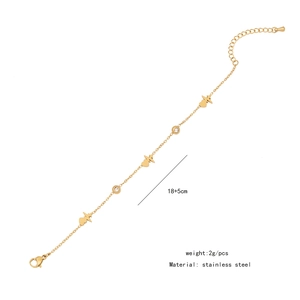 Detail eines goldenen Edelstahl-Armbands mit Herz, Herzschlag-Anhänger und Zirkonia