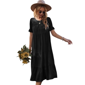 Élégante robe midi noire à étages avec manches à volants et col rond pour les vacances