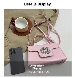 Sac à bandoulière en cuir rose avec boucle en cristal et bandoulière à côté d'un téléphone