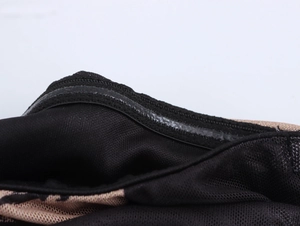 Dettaglio della striscia in silicone antiscivolo su tessuto a rete dell'abito