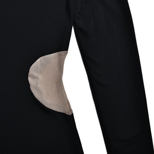 Détail de la robe montrant l'empiècement en mesh beige et les finitions soignées