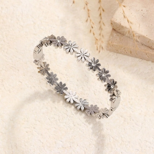 Bracelet marguerite en acier argenté avec cristaux clairs sur fond de pierre naturelle