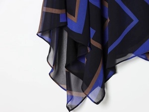 Dettaglio della stampa geometrica sull'orlo della gonna midi in chiffon
