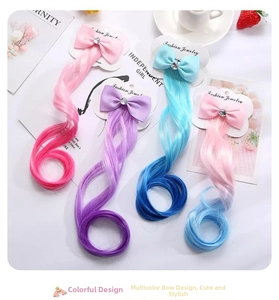 Dettaglio di fermagli per parrucche con fiocchi colorati per bambine e riccioli a spirale