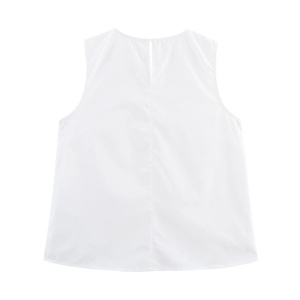 Détail de la couture arrière et fermeture boutonnée du haut sans manches blanc brodé