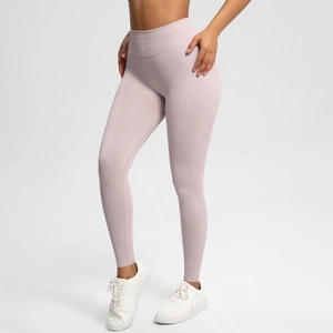 Detailansicht des hohen Rippstrickbunds der nahtlosen lila Yoga-Leggings