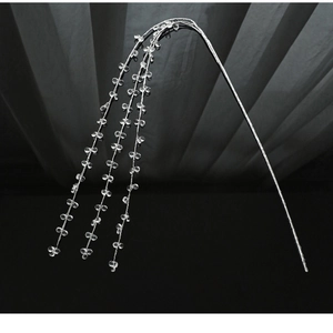 Détail de branches argentées avec perles de fleurs en acrylique pour décorations de fête