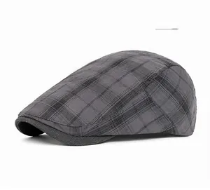 Détail de la texture du tissu et de la visière de la casquette gavroche à carreaux