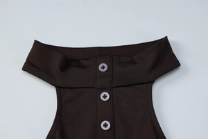 Detalle del escote del vestido de punto marrón oscuro con tres botones blancos