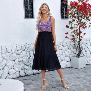 Robe de plage bohème au crochet violet avec jupe plissée noire et détails floraux chic