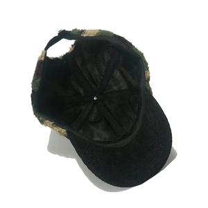 Dettaglio dell'interno del cappello mimetico con fodera in pile e velluto a coste