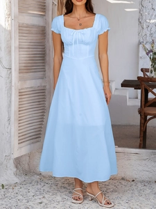 Detailansicht eines französischen Vintage-Kleides in Blau mit Puffärmeln und Karree-Ausschnitt