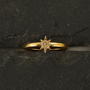 Bague étoile en acier inoxydable plaqué or 18 carats avec zircons sur pierre noire