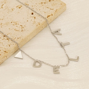 Collier minimaliste en acier titane argenté avec lettres Adella et pendentif triangle