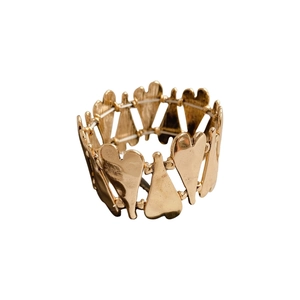 Bracelet élastique doré orné de breloques métalliques en forme de cœur imbriquées