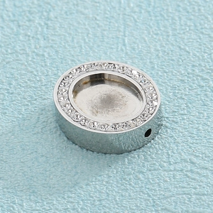 Détail macro du socle de pendentif rond en acier titane argenté serti de zircons