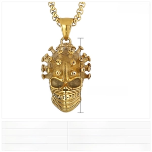 Détail du pendentif crâne punk doré avec masque COVID-2019 en acier inoxydable