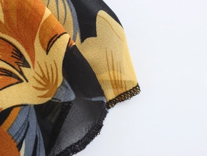 Dettaglio macro del tessuto in chiffon giallo a fiori con cuciture e trama leggera