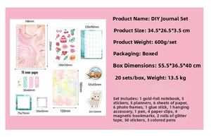 Diagrama de especificaciones del set de papelería DIY con cuaderno rosa y varias pegatinas