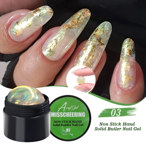 Makroansicht von festem Nagelverlängerungsgel 03 mit Goldflocken auf den Nägeln