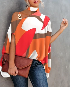 Detail der Fledermausärmel-Bluse mit abstraktem Geoprint und Metallring am Hals