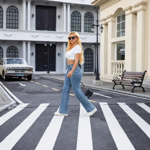 Damen Schlagjeans mit hoher Taille in hellblauer Waschung im Vintage-Streetstyle-Look
