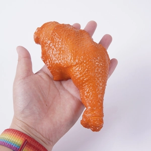 Modello realistico di coscia di pollo fritto per decorazione e fotografia alimentare