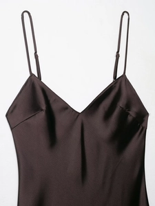Gros plan sur la robe en satin marron avec décolleté en V et fines bretelles réglables