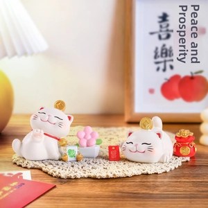 Lot de deux figurines de chat de la fortune en résine avec pièces et sacs rouges