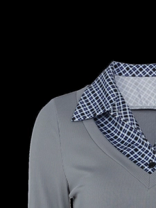 Détail du haut en maille côtelée grise avec col polo à carreaux bleus et effet superposé