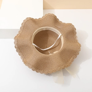 Détail de la sangle élastique réglable et du tissage en paille du chapeau de soleil
