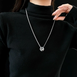 Collier argenté à cercles entrelacés avec zircon sur un mannequin en haut noir