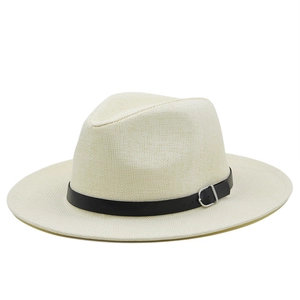 Détail du chapeau fedora tressé blanc avec ceinture en cuir noir et boucle argentée