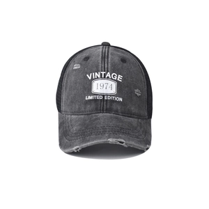Détail de casquette vintage 1974 avec effets d'usure et maille filet noire au dos