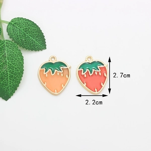 Détail de breloques fraises en métal rouge et orange de 2,7 cm de haut et 2,2 cm de large
