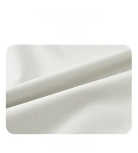 Makrodetail von weißem, winddichtem, wasserfestem Stoff mit Entendaunenfüllung