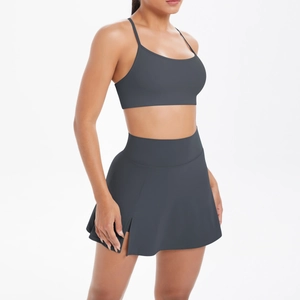 Détail de la brassière de sport à dos croisé et de la jupe de fitness à taille haute