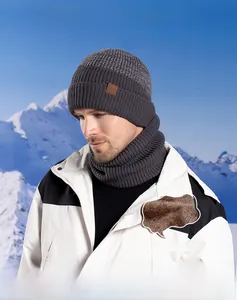 Vue macro de la doublure thermique en peluche épaisse de l'ensemble bonnet et écharpe