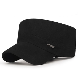 Minimalistische schwarze Flat-Top Armee-Mütze für Herren mit seitlichem Metall-Logo