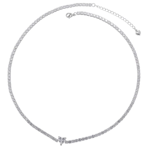 Gros plan du collier tennis argenté avec pendentif cœur en zircone et fermoir ajustable