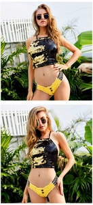 Detail von Pailletten-Neckholder-Top und Low-Waist-Denim-Shorts mit LOVE-Taillenbund