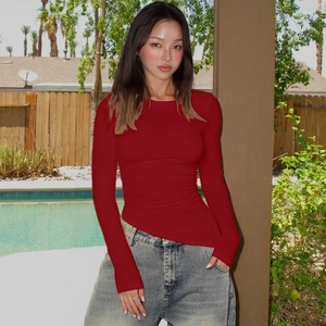 T-shirt rouge ajusté à manches longues et col rond avec un jean large bleu clair