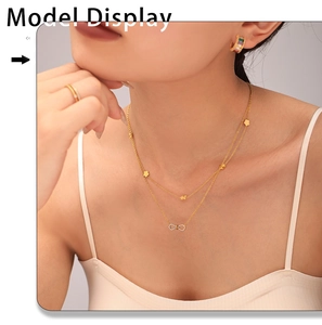 Détail du mannequin portant un collier doré double rang et boucles d'oreilles gemmes