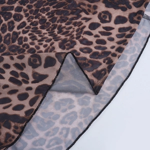 Detailaufnahme von Netzstoff mit Leopardenmuster in brauner und schwarzer Textur