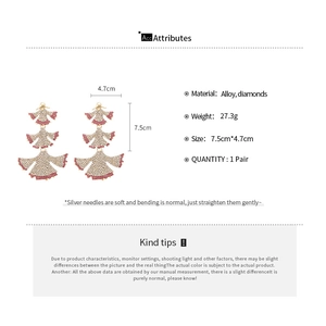Detailed size and weight specs for three-layer fan-shaped tassel earrings with pink rhinestones