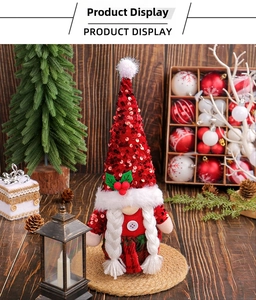 Détail de poupée gnome de Noël avec chapeau à paillettes rouges et baies de houx vert