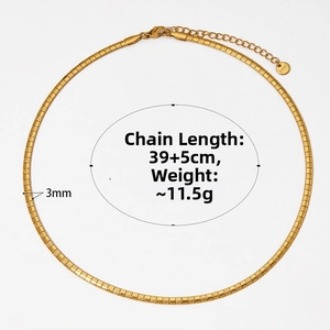 Vue macro détaillée de la chaîne serpent oméga dorée de 3 mm avec texture diamantée