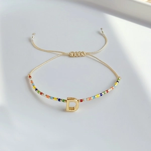 Boho-Armband aus Miyuki-Perlen mit goldenem Buchstaben-D und verstellbarer beige Schnur